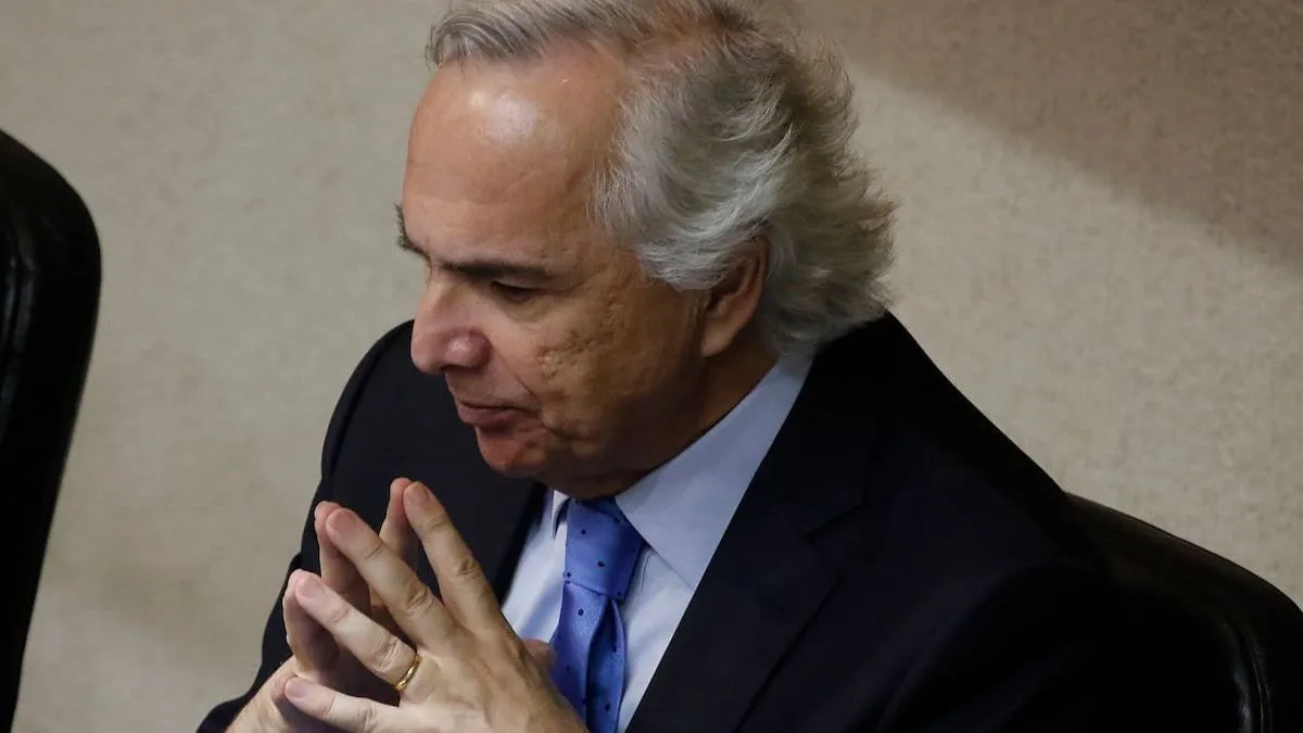 Andrés Chadwick defiende su inocencia al llegar a misa en memoria de Piñera.