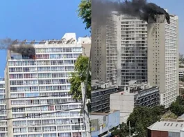 Incendio en edificio de Santiago Centro: fuego se desató en el piso 23.