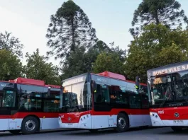 Santiago avanza hacia la sustentabilidad con 50 nuevos buses eléctricos.
