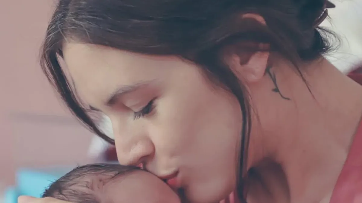 La ministra Vallejo celebra el nacimiento de su segundo hijo con alegría y amor.