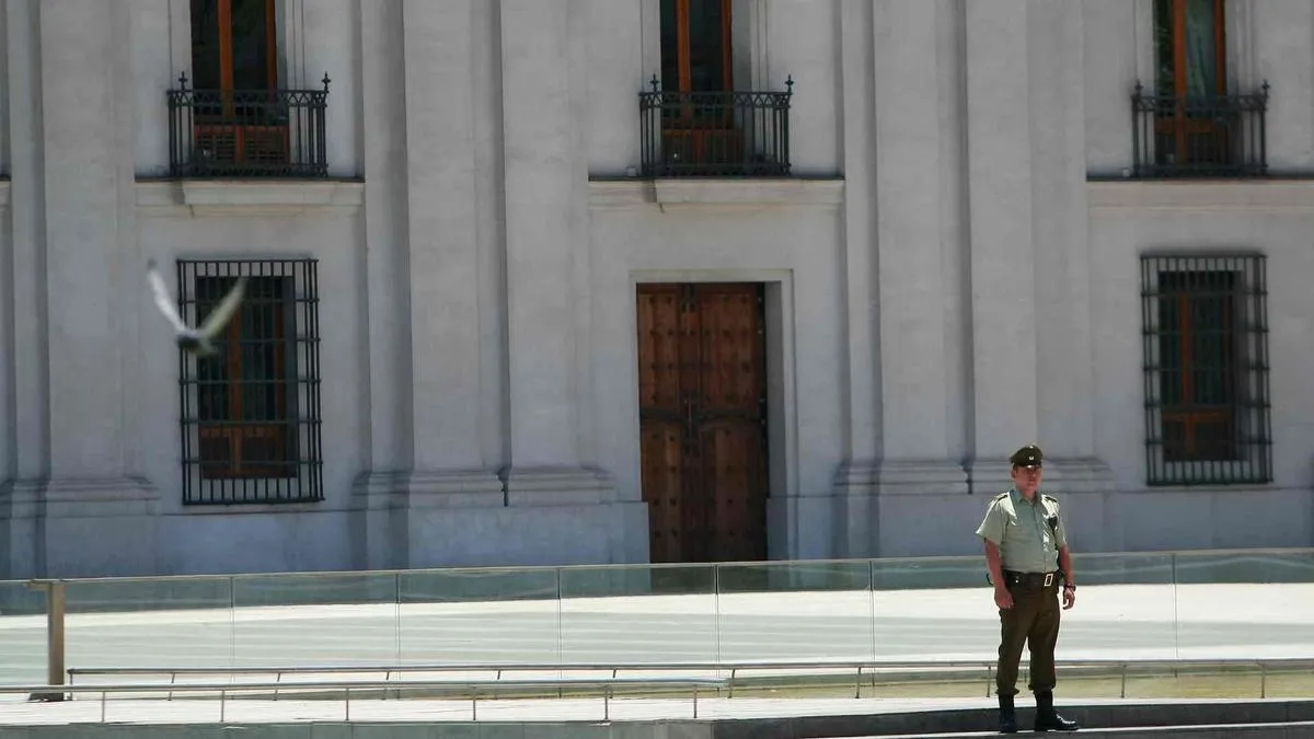 Confirman la muerte de un carabinero en el interior de La Moneda.