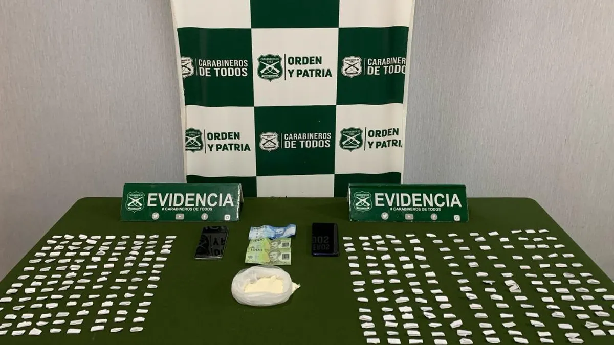 Mujer arrestada en Los Ángeles con más de 500 dosis de pasta base en su posesión.