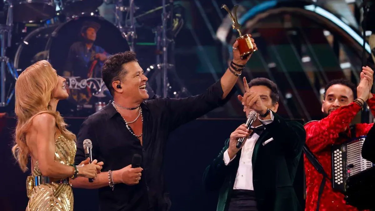 Carlos Vives deslumbra en Viña 2025 y se lleva las Gaviotas de Plata y Oro.