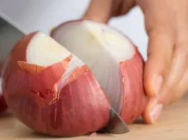 Descubre dos trucos infalibles para picar cebolla sin lágrimas.