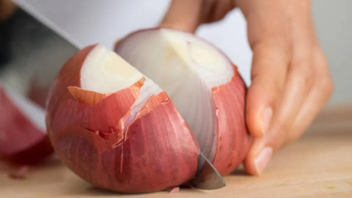 Descubre dos trucos infalibles para picar cebolla sin lágrimas.