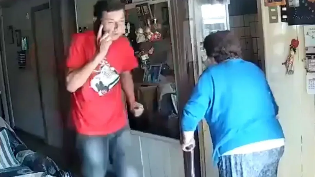 Delincuente se hace pasar por familiar y roba a adulta mayor en Coronel.