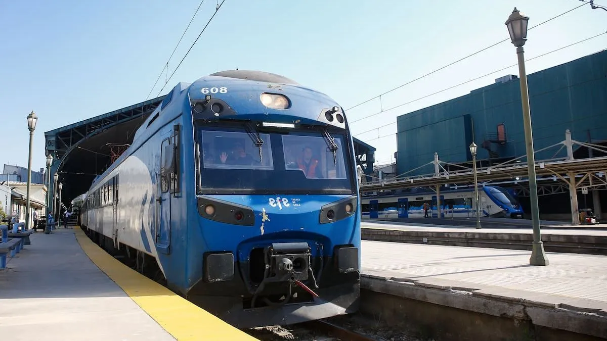 Tren EFE opera con normalidad tras el masivo corte de luz en Chile