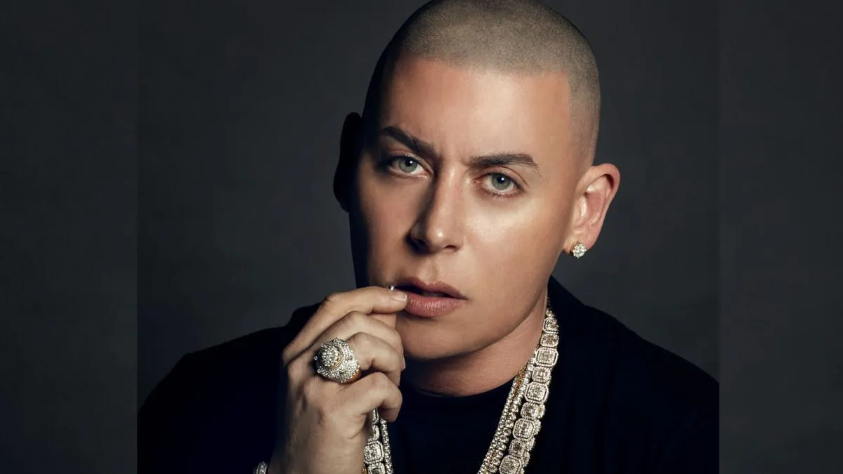 Cosculluela enfrenta serios cargos criminales tras su arresto.