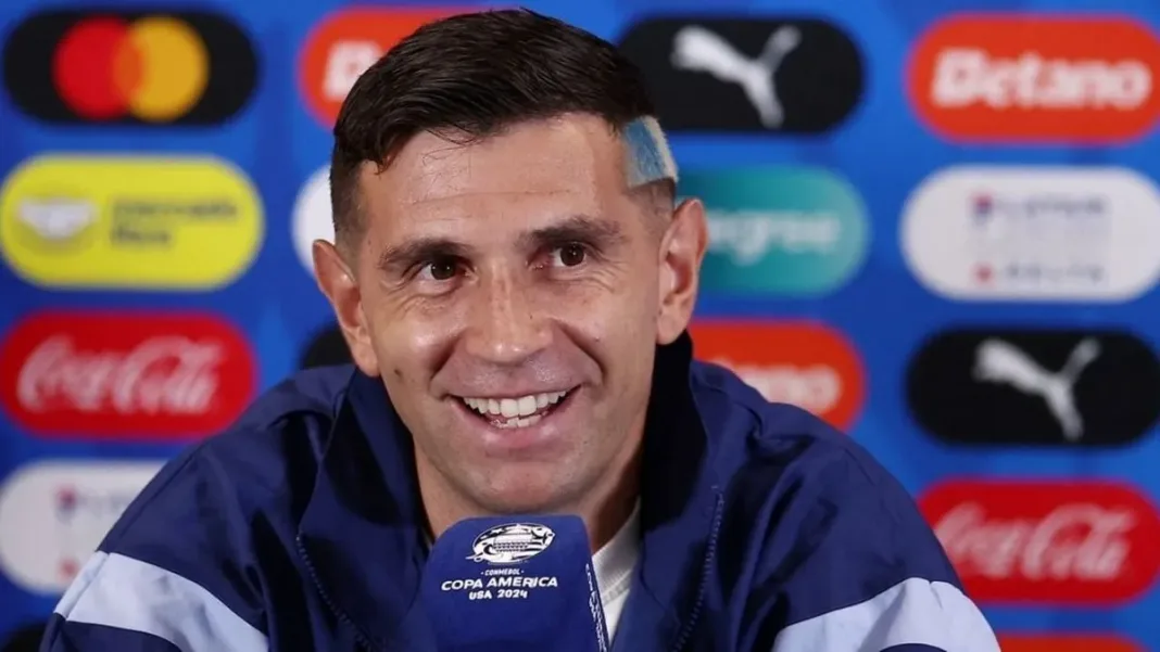 Dibu Martínez sorprende con otro comentario divertido sobre un compañero.