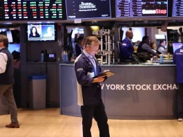 Caída de bolsas globales y fortalecimiento del dólar tras aranceles de Trump.