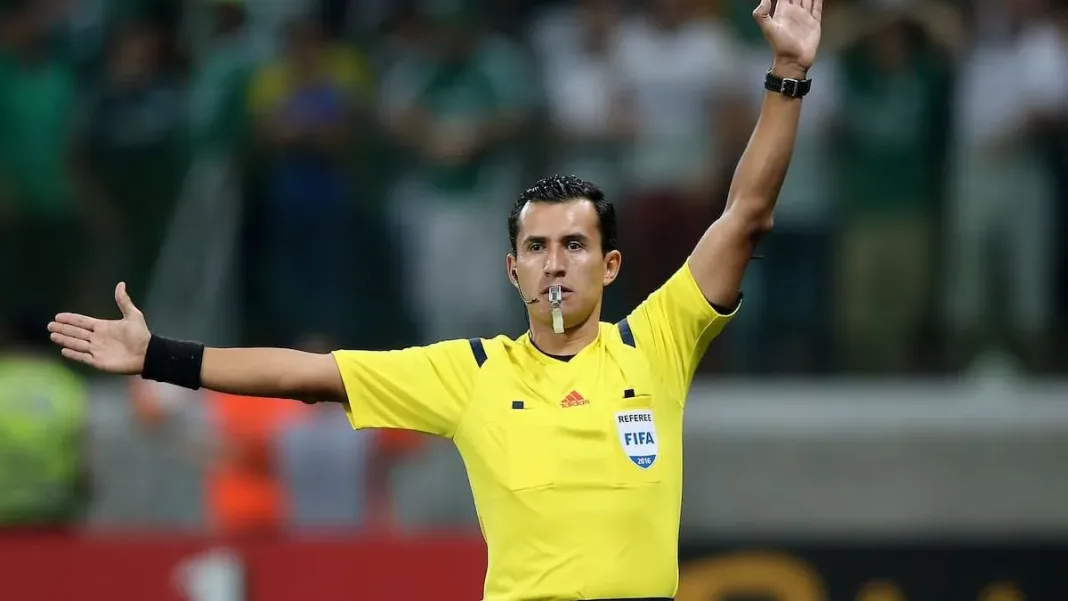 Enrique Osses inicia su gestión como Jefe de Árbitros en Costa Rica con controversia.