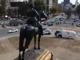 La estatua de Baquedano en el centro del debate sobre su reubicación.