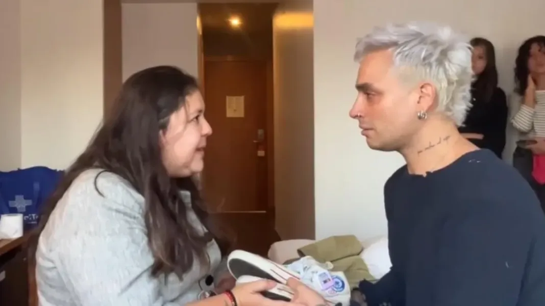 Madre de José Matías entrega presente a Dani Ride antes de su actuación en la Quinta Vergara.