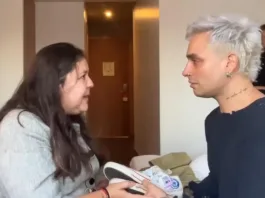 Madre de José Matías entrega presente a Dani Ride antes de su actuación en la Quinta Vergara.