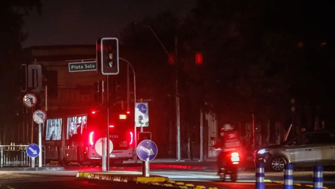 Más de 4 millones de personas recuperan la electricidad en diversos sectores.