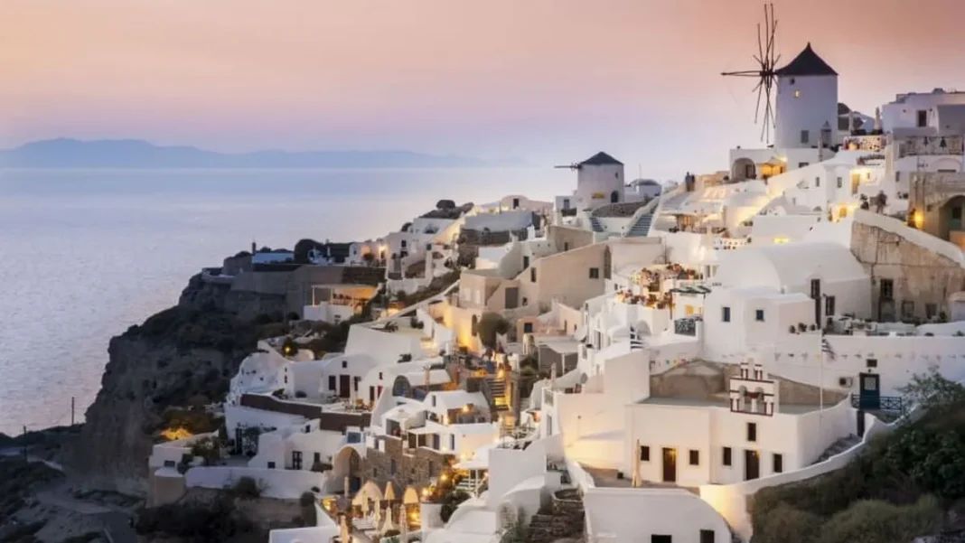 Grecia cierra colegios en Santorini por temor a un inminente terremoto. Grecia cierra colegios en Santorini por temor a un inminente terremoto.