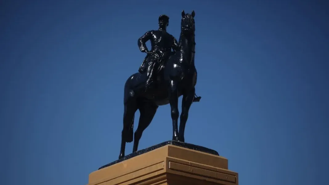 Bancada UDI solicitará a Contraloría reubicación del monumento a Baquedano.