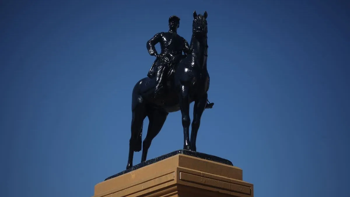 Bancada UDI solicitará a Contraloría reubicación del monumento a Baquedano.