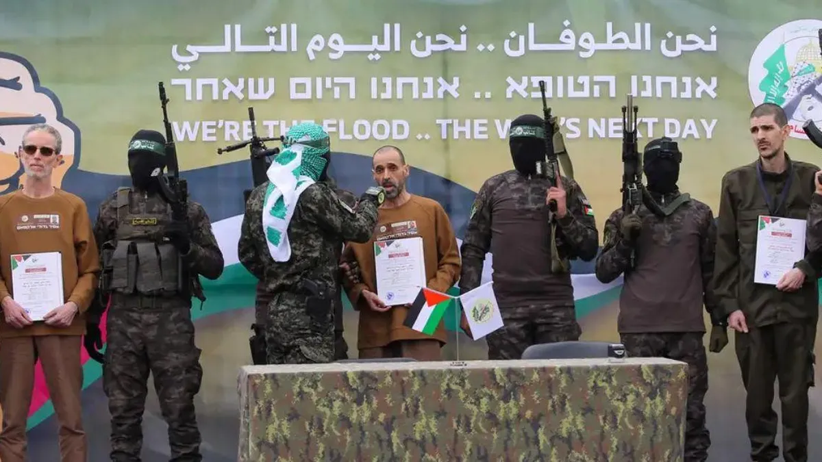 Hamás libera a tres rehenes israelíes en el quinto intercambio durante el alto al fuego. Hamás libera a tres rehenes israelíes en el quinto intercambio durante el alto al fuego.