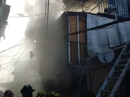 Incendio en cité de Santiago: 100 bomberos combaten las llamas en la emergencia.