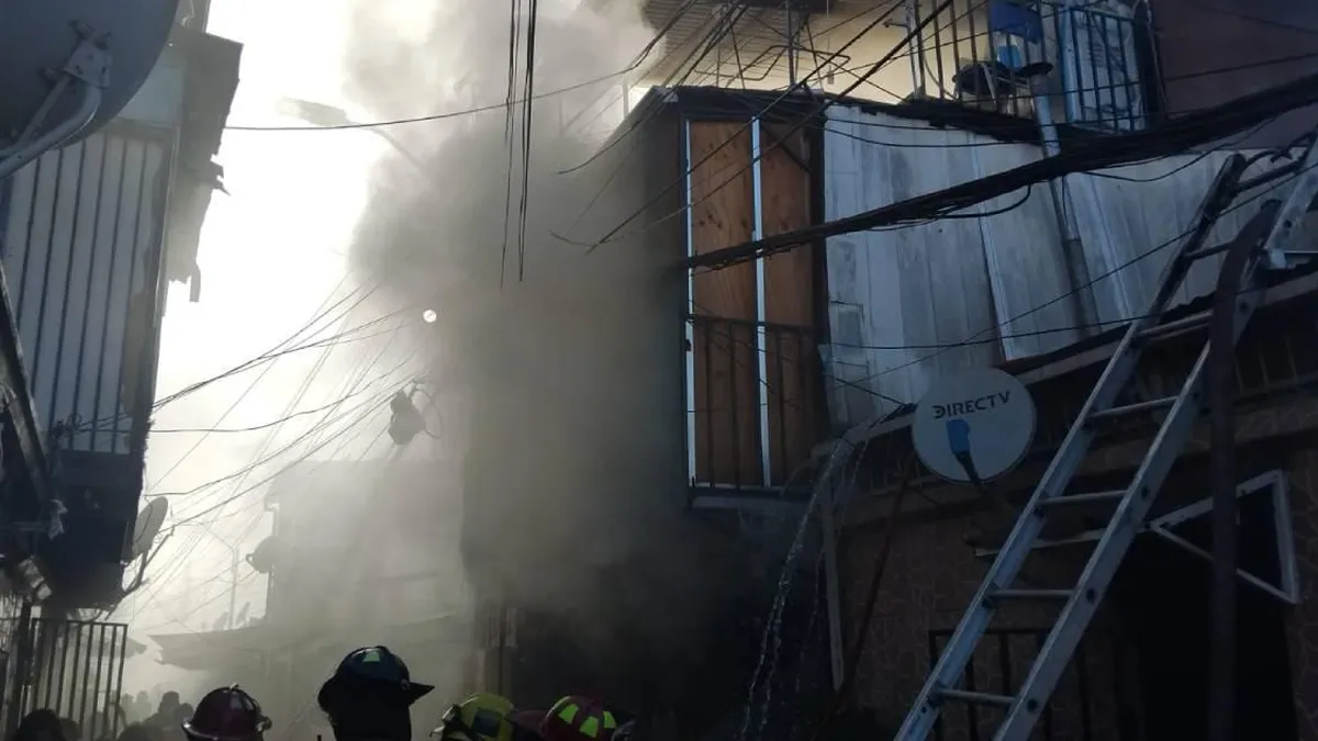 Incendio en cité de Santiago: 100 bomberos combaten las llamas en la emergencia. Incendio en cité de Santiago: 100 bomberos combaten las llamas en la emergencia.