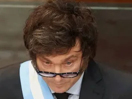 Milei en el centro de la polémica: entrevista cortada por posibles repercusiones legales.