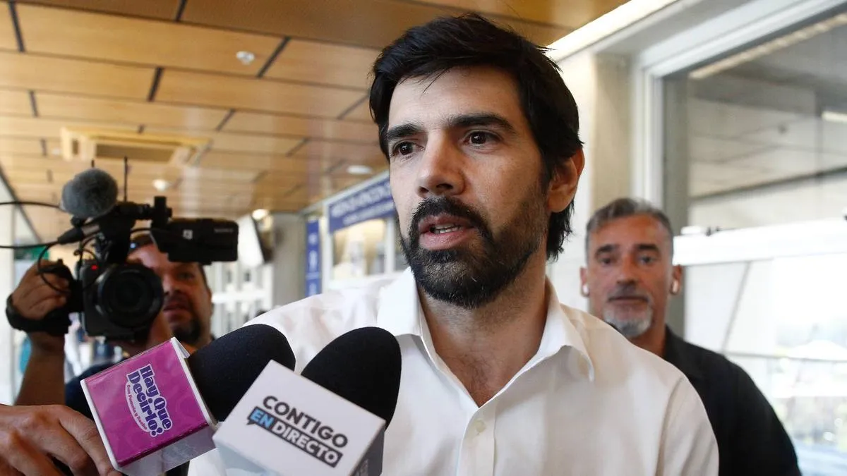 Joaquín Lavín Jr. explica la devolución de siete millones al Congreso.