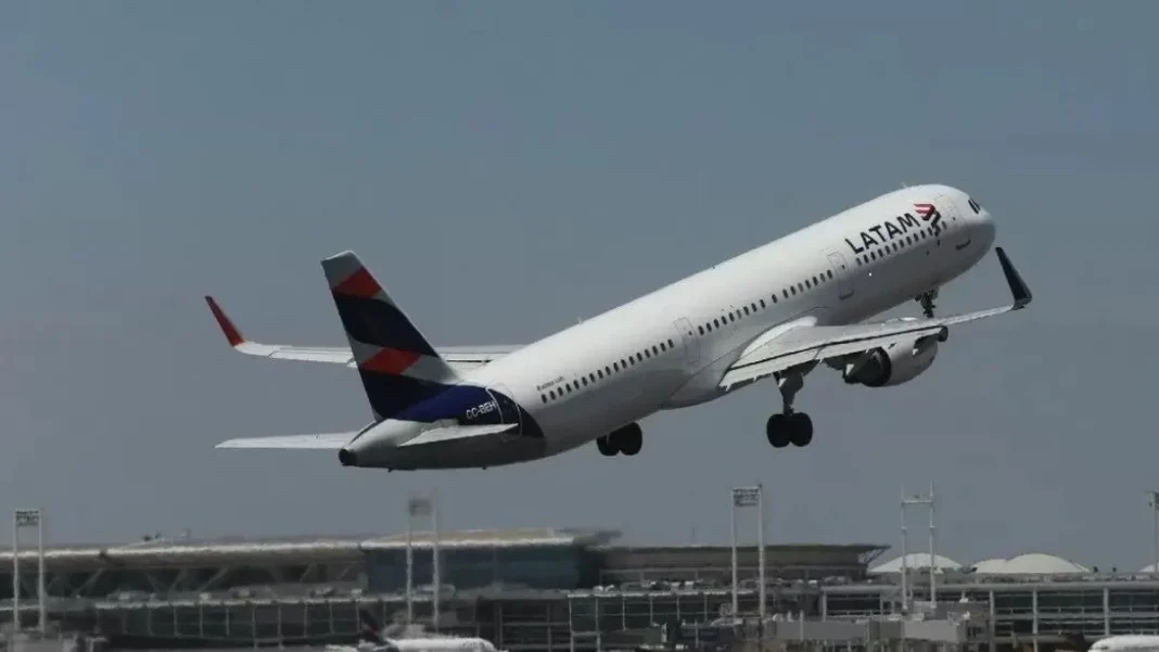 Retraso de más de 7 horas en vuelo Temuco-Santiago genera malestar entre pasajeros.