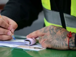 Plazo hasta el 14 de mayo para grabar patentes en vidrios y espejos de vehículos.