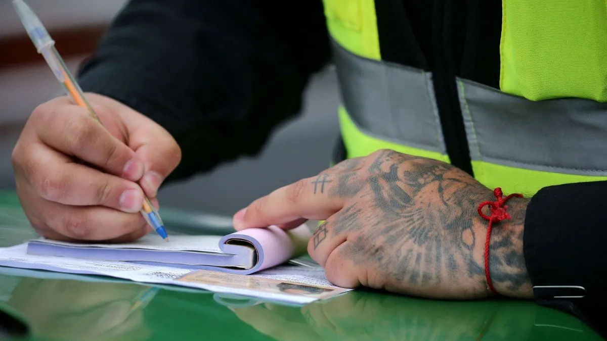 Plazo hasta el 14 de mayo para grabar patentes en vidrios y espejos de vehículos.