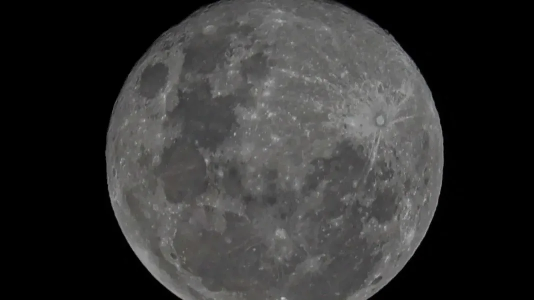Luna llena de nieve en febrero: un espectáculo celestial en Chile.