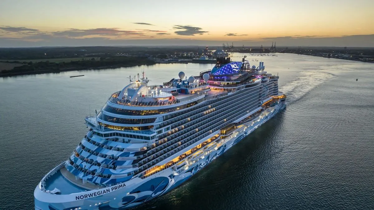 Un hombre navega por la vida en un crucero desde el año 2000