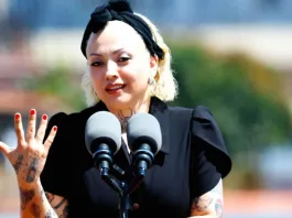 Mon Laferte habla sobre meritocracia y su experiencia con artistas visuales.