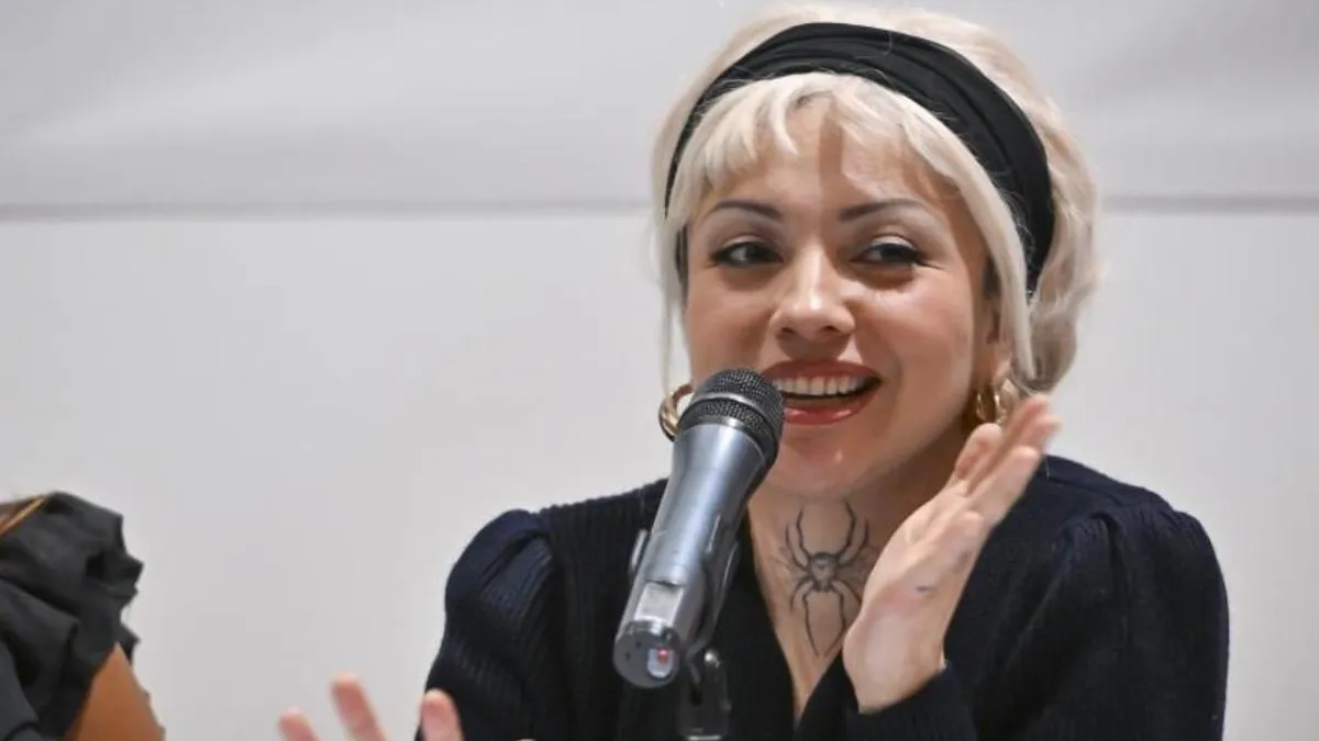 Mon Laferte presenta una exposición homenaje a Violeta Parra en México.