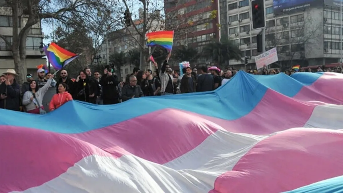 Una joven denuncia discriminación familiar por su identidad de género.