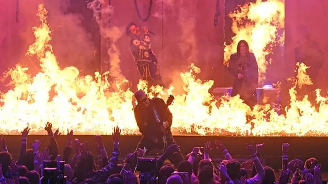 El legendario cantante enfrenta su último concierto sin poder caminar.