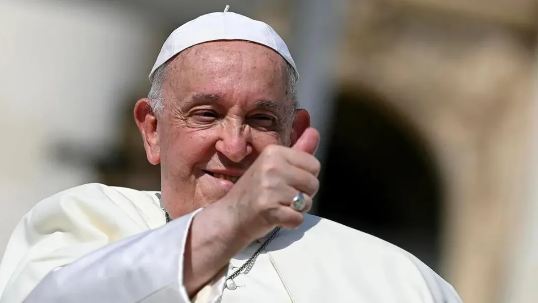 El Papa Francisco descansa tras una leve mejoría en su salud.