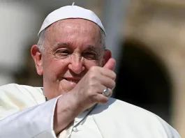 El Papa Francisco descansa tras una leve mejoría en su salud.