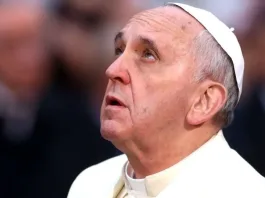 El papa Francisco enfrenta un estado crítico tras complicaciones respiratorias.