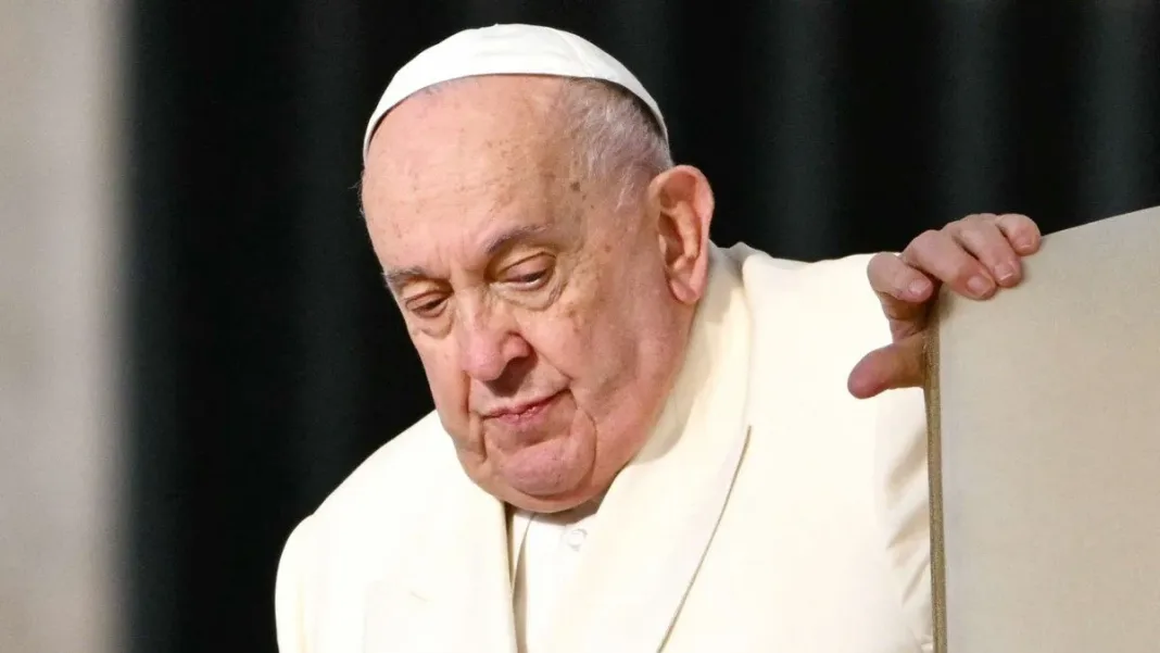 El papa Francisco se recupera bien tras su hospitalización por neumonía.