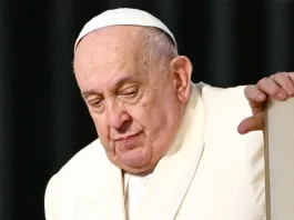 El papa Francisco se recupera bien tras su hospitalización por neumonía.