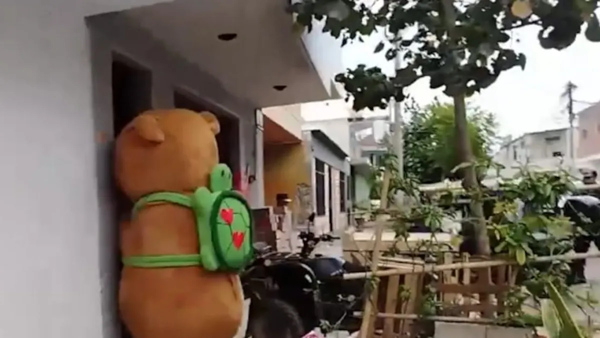 Un policía peruano disfrazado de capibara atrapa a un traficante en San Valentín.