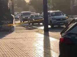 Adulto mayor herido tras asalto en Puente Alto mientras esperaba su transporte.