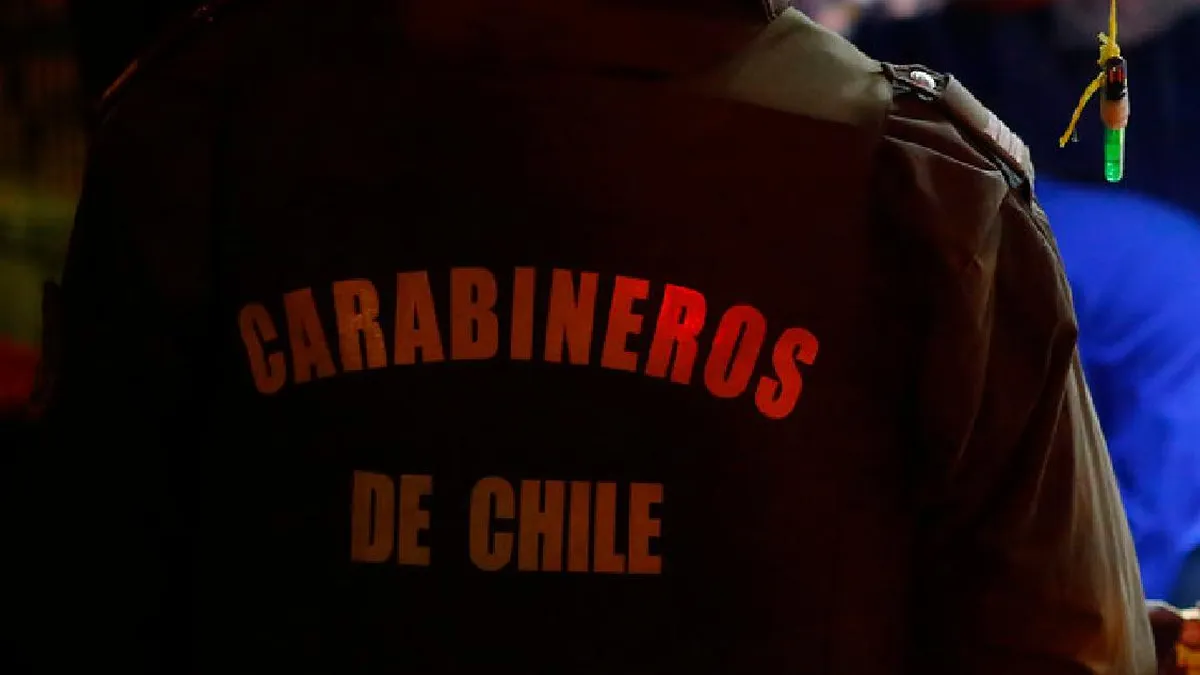 Conductor robado intenta atropellar a Carabinero durante fiscalización.