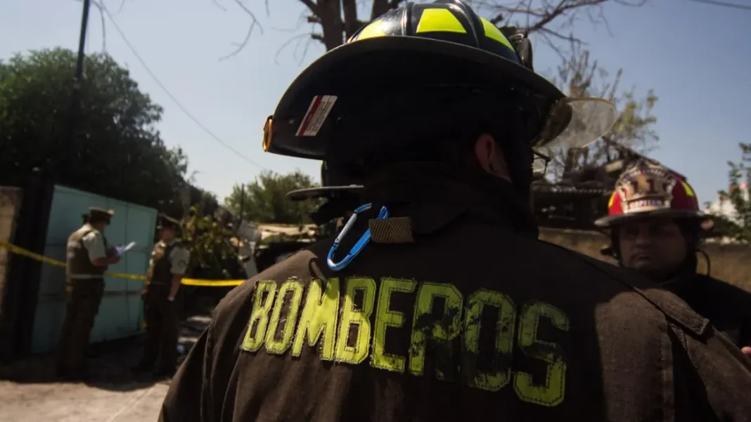 Tragedia en Salamanca: un adulto mayor fallece en incendio; mujer herida.