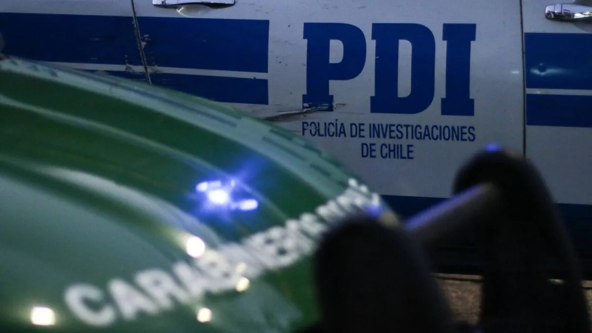 Mujer fallece tras caer de un departamento en el centro de Santiago.