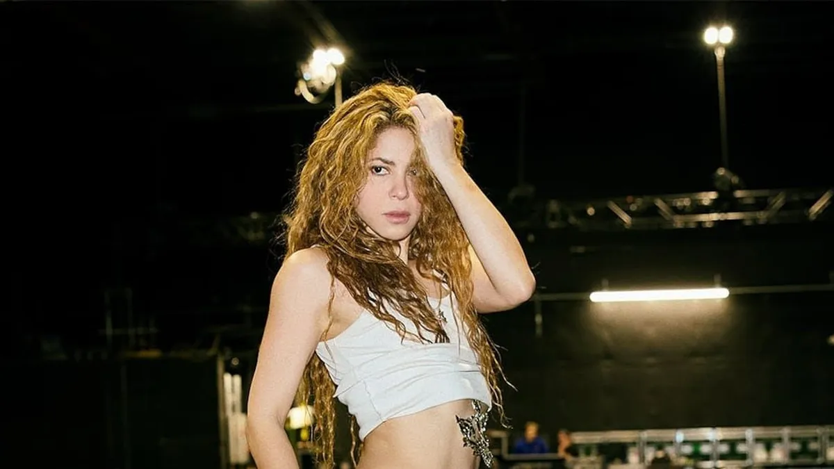 Fans de Shakira se reúnen en Lima para apoyar su recuperación en la clínica.