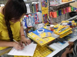 Descubre cómo postular a empleos escolares con sueldos de hasta $700 mil.