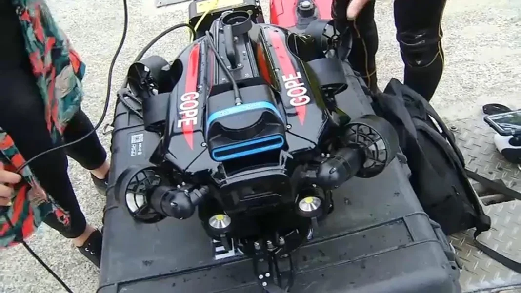 El robot del GOPE explora el lago Villarrica en busca de la joven desaparecida.