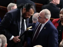 Congresista demócrata expulsado por interrumpir a Trump durante su discurso.